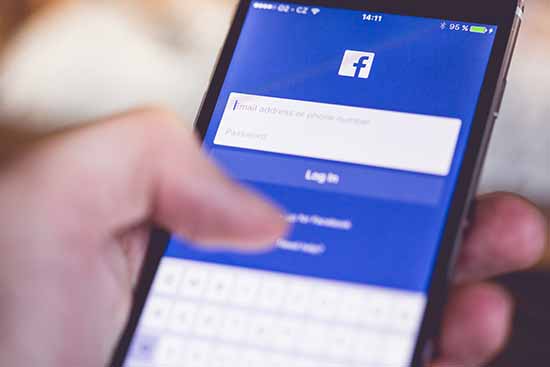 Facebook e la deriva autoritaria - Facebook app- SocialWebMax
